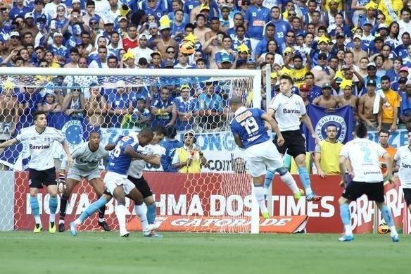 Partida vlida pela 33 rodada do Brasileiro, no Mineiro
