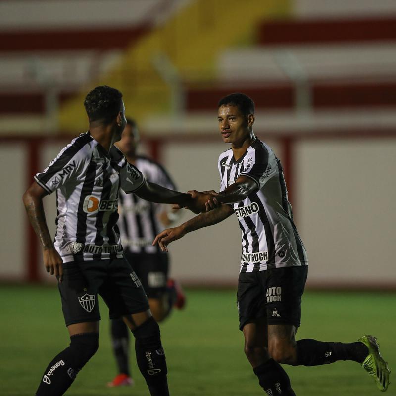 Tombense e Atlético se enfrentaram nesta quinta-feira (4), em partida válida pela 2ª rodada do Campeonato Mineiro. O confronto foi realizado no Estádio Antônio Guimarães de Almeida, em Tombos. No primeiro tempo, uma queda de energia paralisou a partida por cerca de 20 minutos.