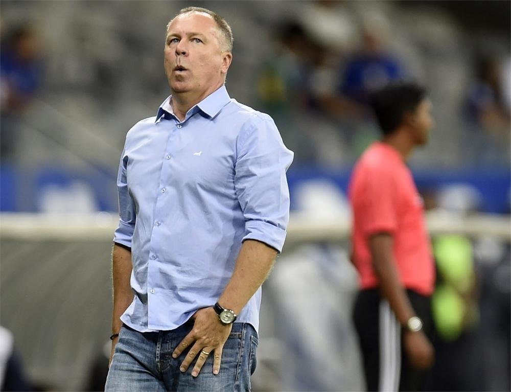MAIO: As derrotas para Atltico e Nacional-PAR e as consequentes perdas de Mineiro e Sul-Americana pressionaram muito Mano Menezes. Por pouco o treinador no perdeu o cargo. Diante da desconfiana geral, esse foi o momento tcnico mais difcil do Cruzeiro na temporada. 