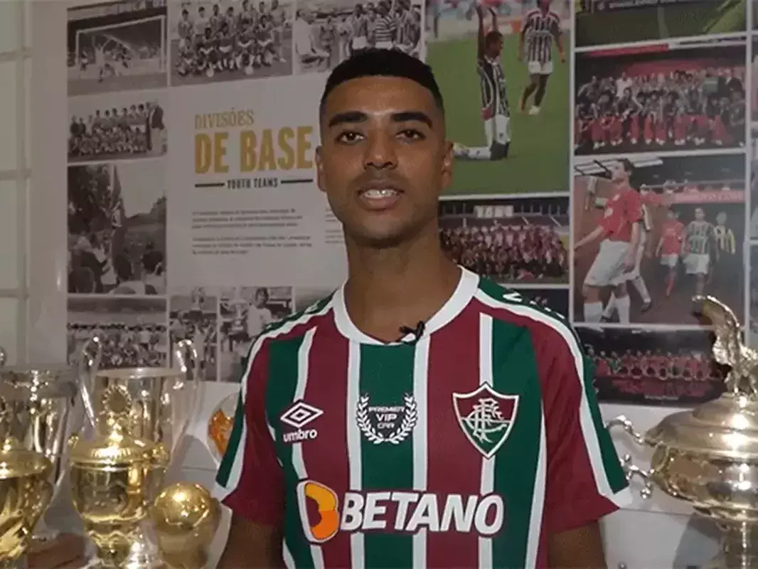 Fluminense contratou o atacante Alan