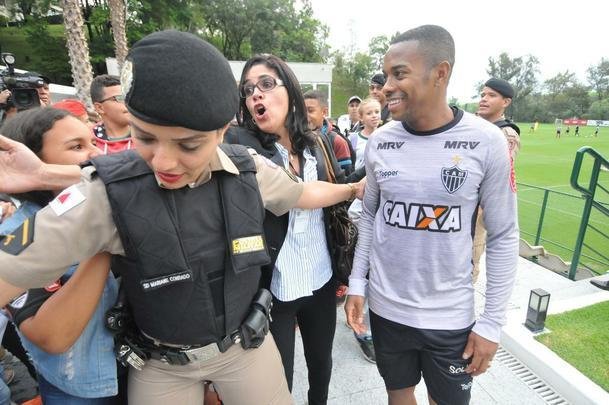 Robinho recebeu carinho de crianas do grupo Vibrante Mirim, de Ibirit-MG, que tem parceria com a PM