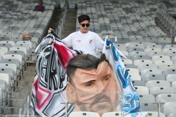 Torcedores na partida entre Argentina e Paraguai, no Mineiro, pela Copa Amrica