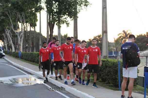 O Unin La Calera, do Chile, fechou a preparao para o jogo decisivo contra o Atltico, nesta tera-feira, s 21h30, no Independncia, pela Copa Sul-Americana, na Toca da Raposa II. Os jogadores da equipe chilena treinaram pnaltis no fim da atividade. Para se classificar s oitavas de final, o La Calera pode at mesmo perder por um gol de diferena, desde que balance as redes alvinegras.