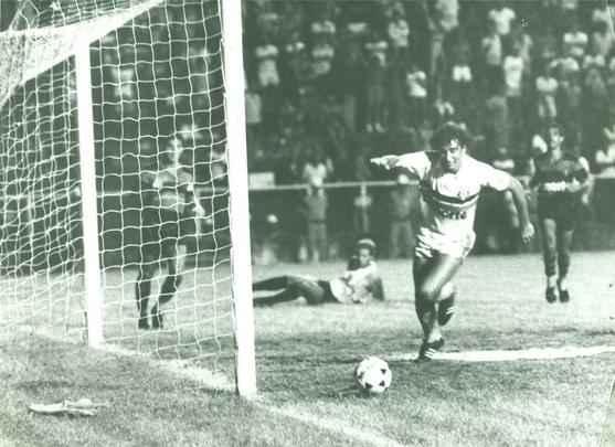 Dadinho, do Santa Cruz, em lance da final do Campeonato Pernambucano de 1987, na Ilha do Retiro. Com a camisa fornecida pela Adidas, equipe conquistou o Estadual em cima do Sport