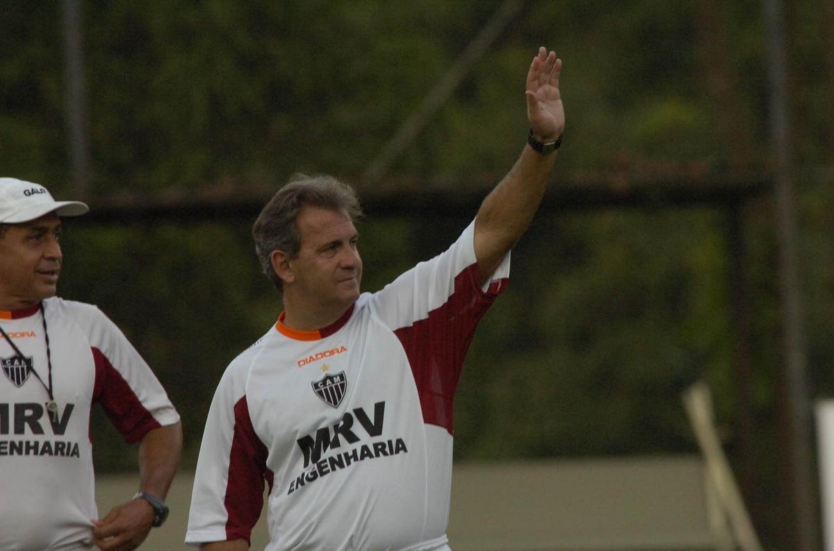 Tico dos Santos - Tico dos Santos substituiu Levir Culpi em 2007, aps a ida do antigo treinador para o Japo. Em trs jogos, foram uma vitria e duas derrotas. Logo depois, Zetti assumiu o comando da equipe.