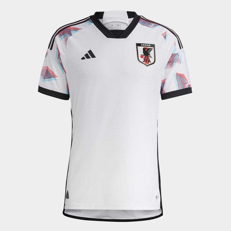 A camisa II do Japo para a Copa do Mundo  branca e foi produzida pela Adidas