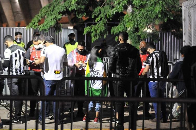 Torcida do Atltico movimenta ruas prximas ao Mineiro antes do jogo 