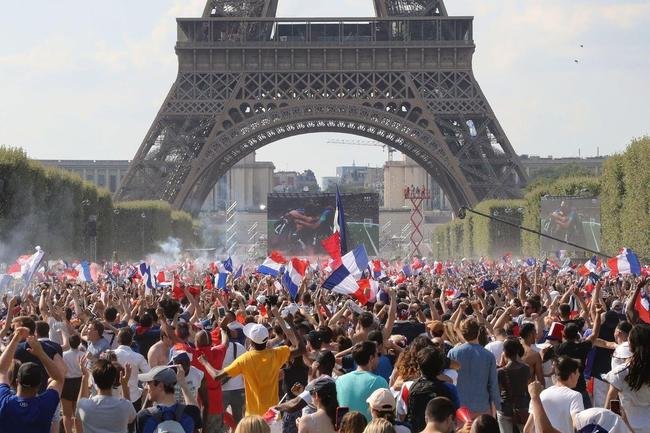 Franceses lotaram ruas de Paris e regi�o da Torre Eiffel durante a decis�o da Copa do Mundo