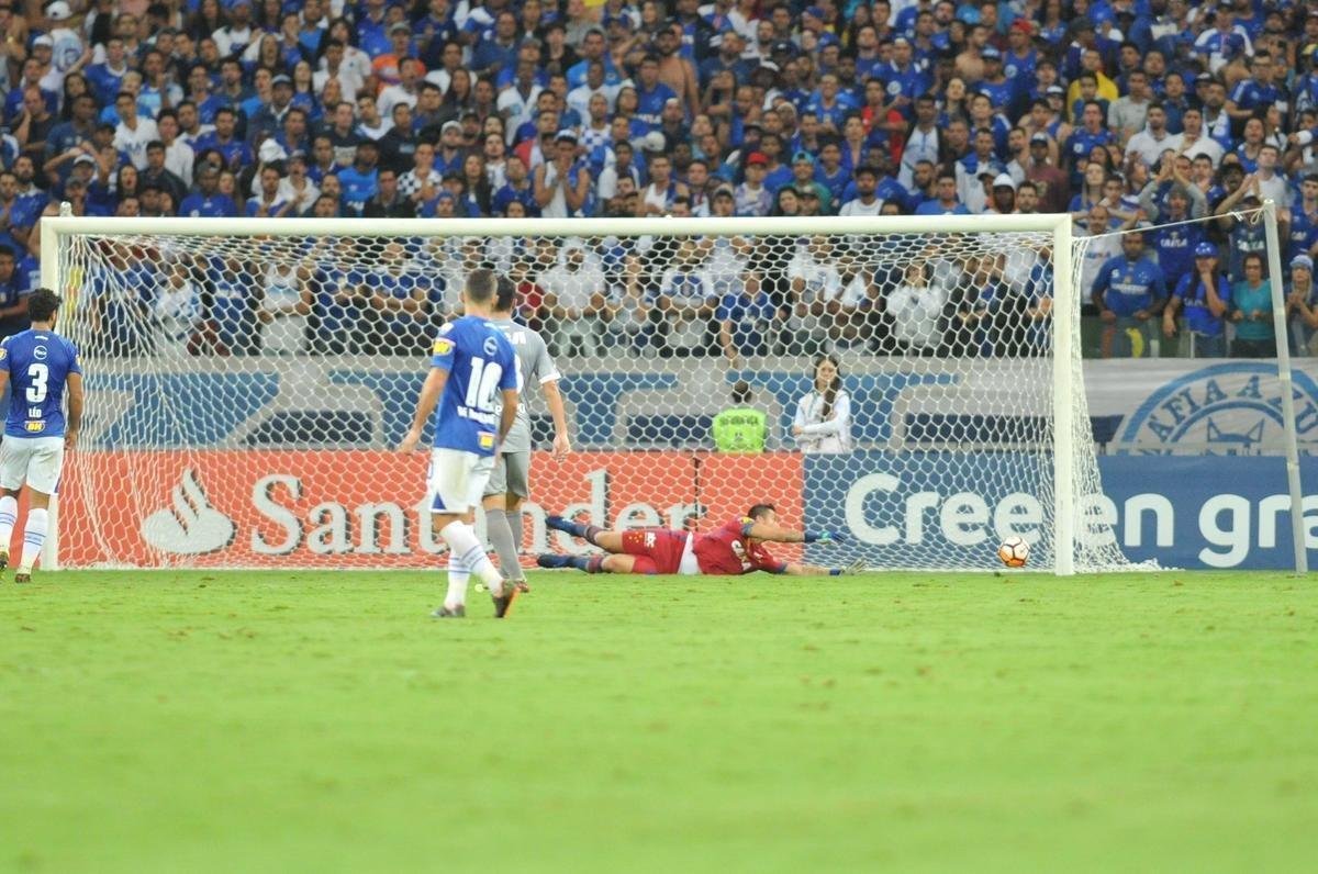 Fotos do primeiro tempo do duelo entre Cruzeiro e Racing, no Mineiro, pela Libertadores