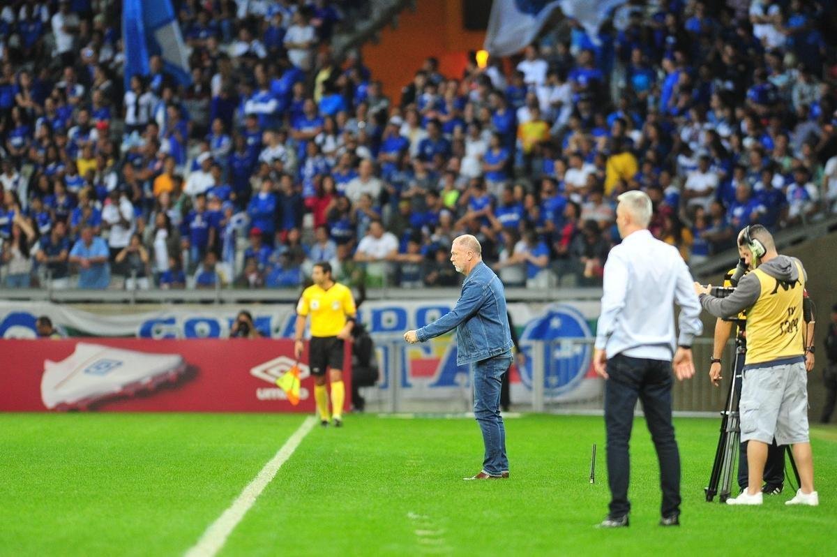 As reaes da torcida do Cruzeiro e do tcnico Mano Menezes com mais uma derrota do Cruzeiro no Campeonato Brasileiro. Neste sbado, time celeste foi batido pelo Athletico-PR por 2 a 0, com gols de Jonathan e Bruno Guimares