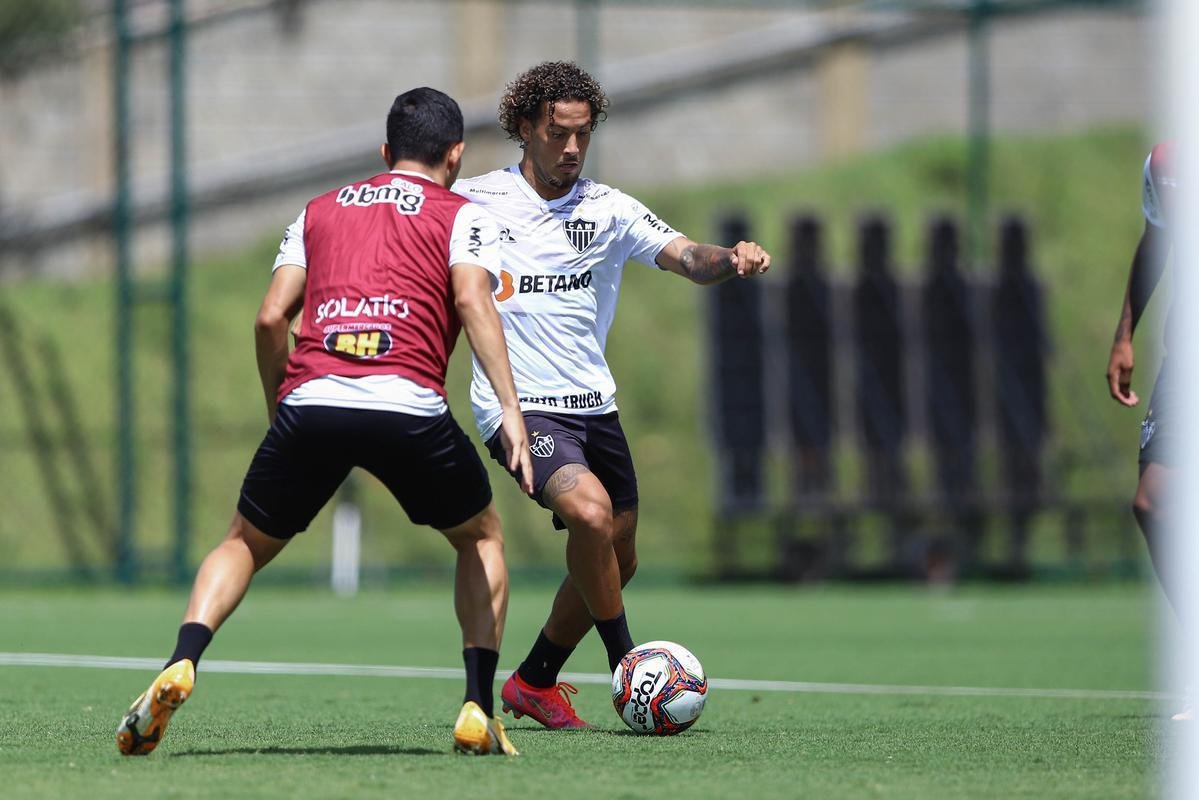 Treino do Atlético em campo. Jogadores fizeram atividade pela manhã no gramado. No período da tarde, trabalho foi na academia