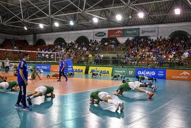 Cruzeiro se garantiu na decis�o do Sul-Americano de V�lei ao bater os argentinos do Policial Voley por 3 sets a 0, neste s�bado (5), no Gin�sio do Riacho, em Contagem. As parciais foram de 25/20, 29/27 e 25/16