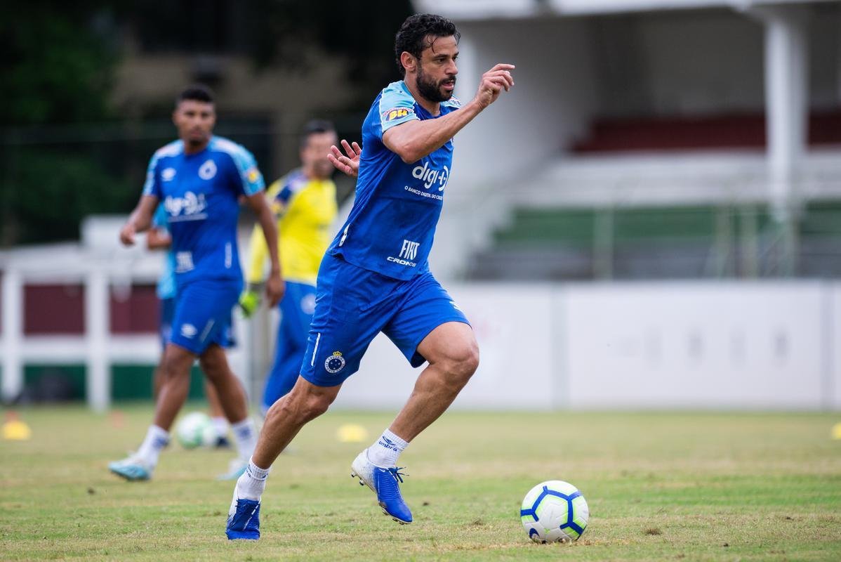 Jogadores do Cruzeiro treinaram nesta tera-feira nas Laranjeiras, estdio do Fluminense, no Rio de Janeiro. Adilson Batista pode promover entradas de Ezequiel e Fred ao time diante do Grmio, na quinta-feira.
