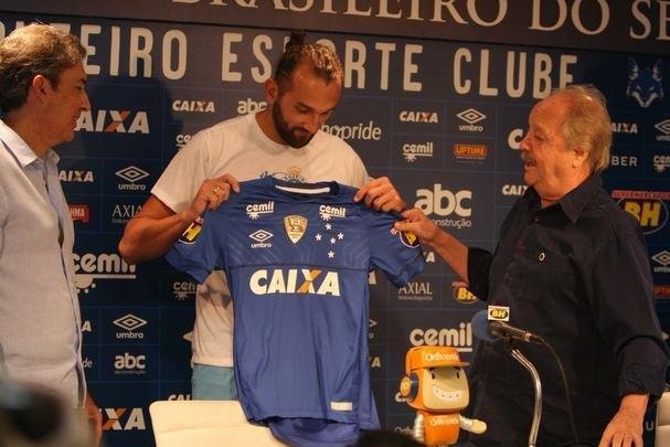 Atacante Barcos, o 'Pirata', vestiu a camisa 28 do Cruzeiro e falou sobre desejo de conquistar muitos ttulos