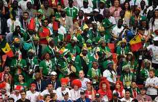 Torcedores europeus e africanos lotam a Otkrytie Arena, em Moscou, para assistir  segunda partida do Grupo H da Copa do Mundo