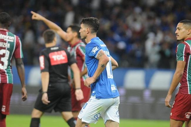 Cruzeiro voltou para o tudo ou nada no segundo tempo e chegou ao empate aos 13 minutos, com gol de cabea de Thiago Neves, aps assistncia de Ariel Cabral