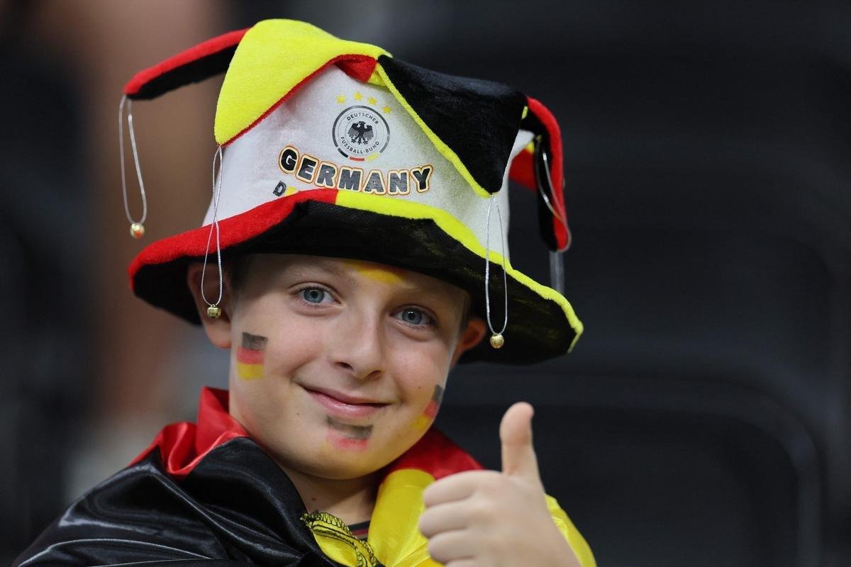 Costarriquenhos e alemes na partida pelo Grupo E da Copa do Mundo, no Estdio Al Bayt, em Al-Khor