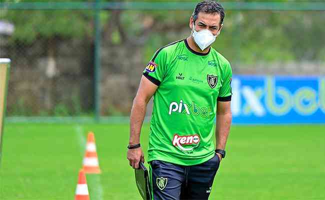Técnico Marquinhos Santos receberá goleiro, lateral-direito e atacante
