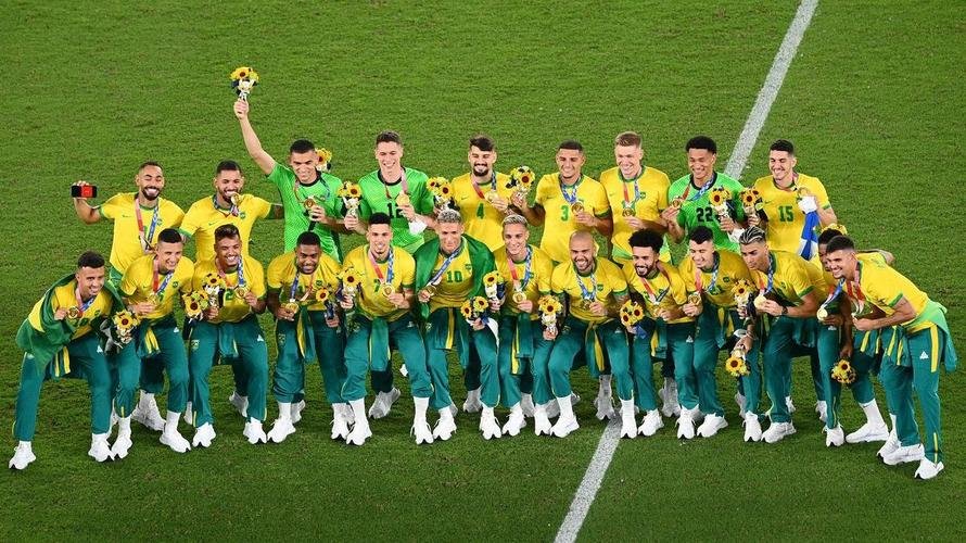 Jogadores da Seleo Brasileira recebem a medalha de ouro pela conquista olmpica no futebol