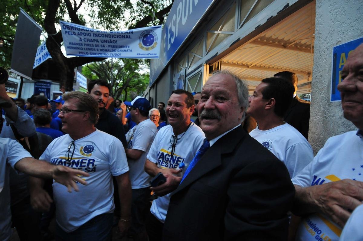 Fotos da eleio presidencial no Cruzeiro. Parque esportivo do Barro Preto, em BH, esteve lotado durante tarde e noite desta segunda-feira. Wagner Pires de S recebe apoio de cabos eleitorais.