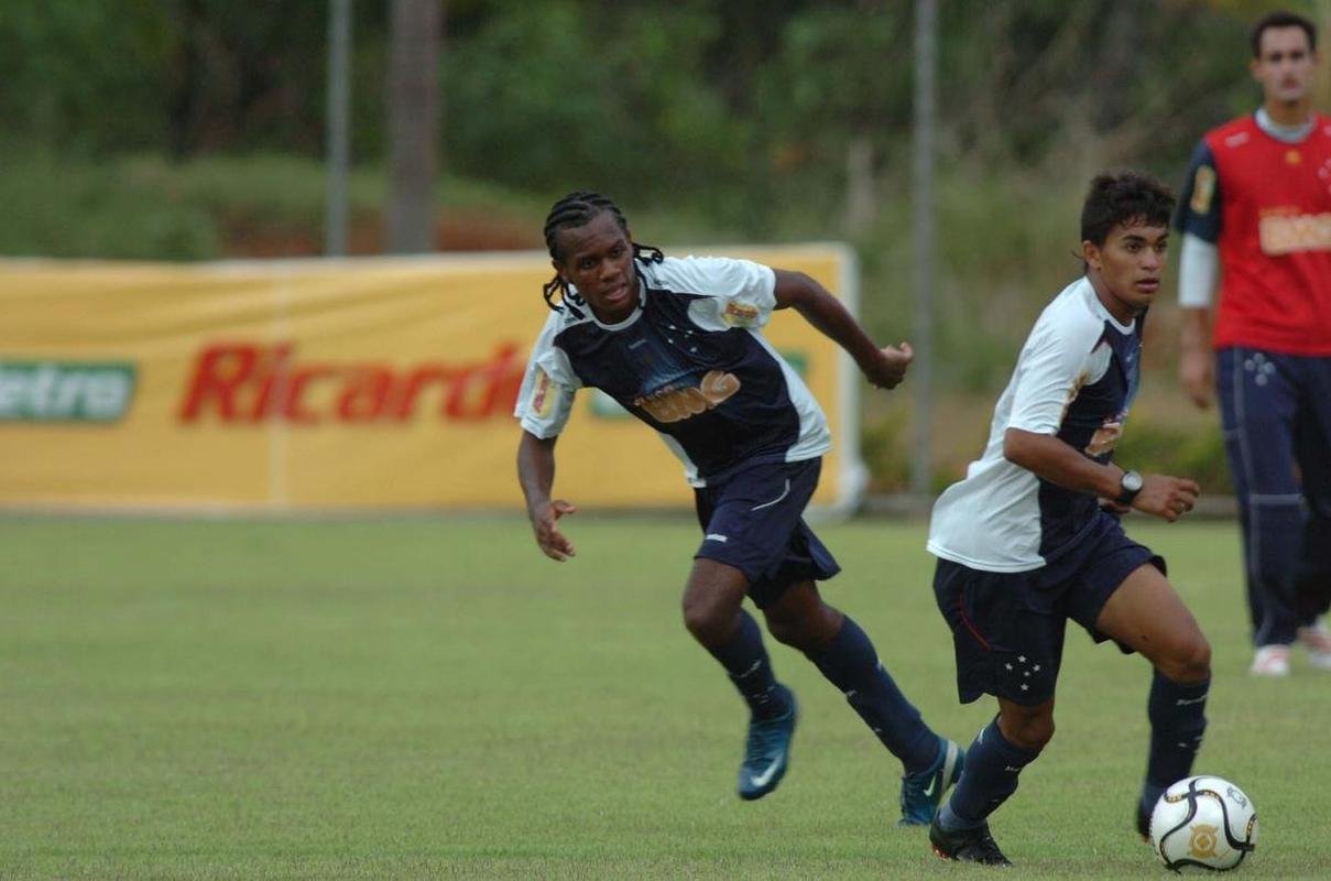Atacante Dudu esteve nas categorias de base do Cruzeiro de 2005 at 2009, quando recebeu oportunidade entre os profissionais. Posteriormente, em 2010, foi emprestado ao Coritiba. Retornou  Raposa em 2011 e foi vendido ao Dnamo de Kiev meses depois.