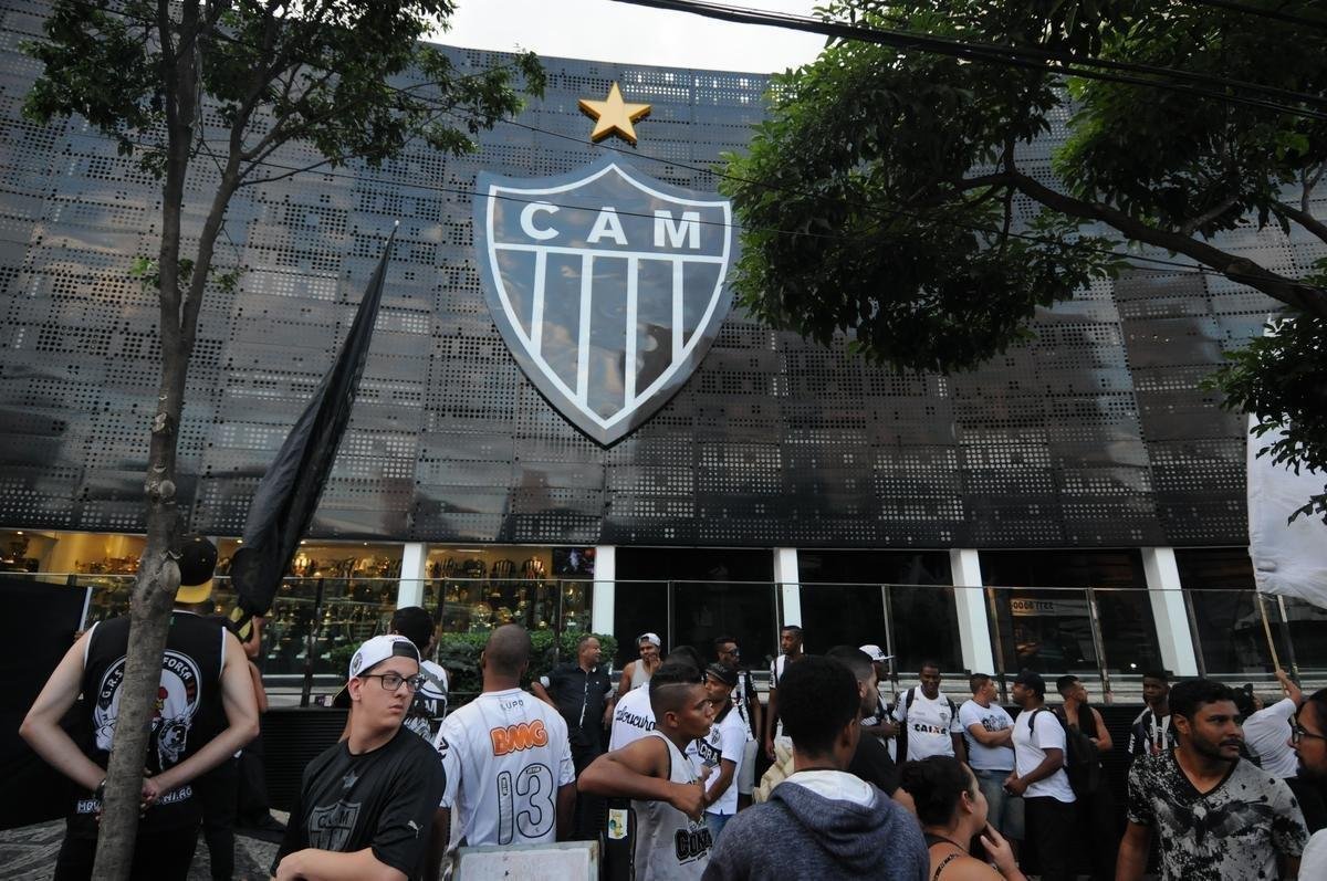 Depois de protesto na madrugada, torcedores do Atltico voltaram  sede de Lourdes, em BH, no final da tarde desta sexta-feira para atacar a diretoria do clube e os jogadores. Time foi goleado por 4 a 1 pelo Cerro Porteo na quarta-feira, em Assuno, e passou a ter chances remotas de se classificar s oitavas de final da Copa Libertadores. No domingo, Galo abre final do Mineiro contra o Cruzeiro, no Mineiro. Presso tenta mexer com brios do elenco s vsperas da deciso.