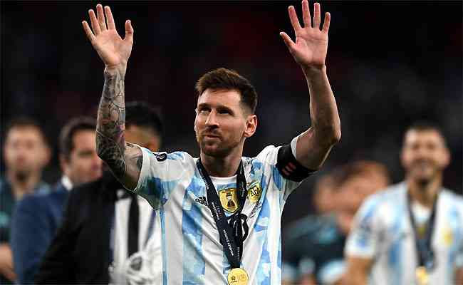 Messi acena para os fãs em Wembley: mais um título em outro palco histórico