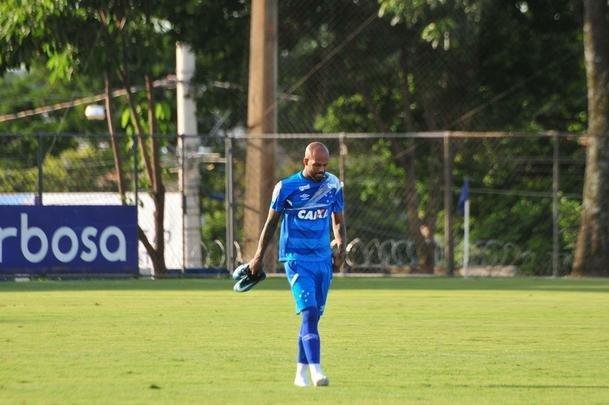 Sem Thiago Neves, que est com desgaste na panturrilha, Mano Menezes escalou o time titular do Cruzeiro no coletivo com Fbio; Lucas Romero, Leo, Murilo e Egdio; Henrique e Ariel Cabral; Robinho, Arrascaeta e Rafinha; Fred. Os reservas atuaram com Rafael; Arthur, Digo, Manoel e Marcelo Hermes; Lucas Silva, Nonoca e Bruno Silva; Rafael Marques, Rafael Sobis e Judivan