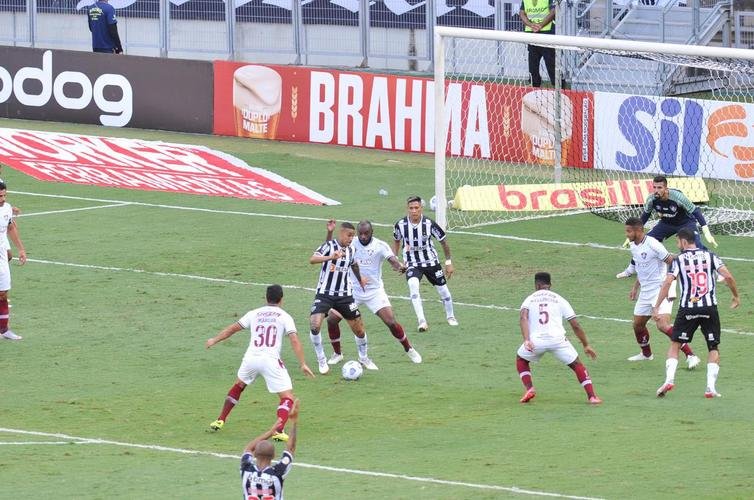 Ainda no primeiro tempo, o Atltico empatou em cobrana de pnalti de Hulk aps reviso do VAR: 1 a 1