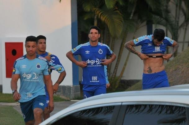 Cruzeiro iniciou sua intertemporada nesta segunda-feira na Toca da Raposa II. Tcnico Mano Menezes contou com elenco completo. Grupo agora comea preparao para decises com Atltico na Copa do Brasil, River Plate na Copa Libertadores e 29 rodadas restantes do Campeonato Brasileiro
