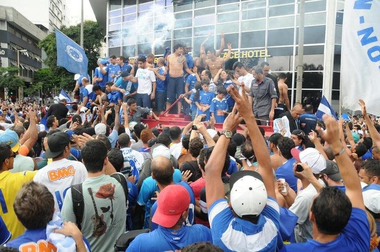 Depois de vencer o Vitria por 3 a 1 no Barrado, em Salvador, na noite de 13 de novembro de 2013, e confirmar o tricampeonato brasileiro, o Cruzeiro desembarcou em Confins numa quinta-feira e foi recebido por milhares de pessoas nas ruas de Belo Horizonte. O elenco desfilou em carro pela Avenida Antnio Carlos, pela Avenida Afonso Pena, no Centro, e foi em direo  sede do Barro Preto. Esta, sem dvida, foi a festa que envolveu o maior nmero de pessoas na capital mineira.