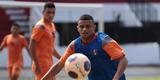 Jogadores do Santa Cruz treinaram no est�dio do Arruda, j� apresentando trabalhos com bola no gramado, sob a supervis�o do t�cnico Itamar Sch�lle. Todos os atletas e os membros da comiss�o t�cnica seguem submetidos �s medidas de afastamento social.