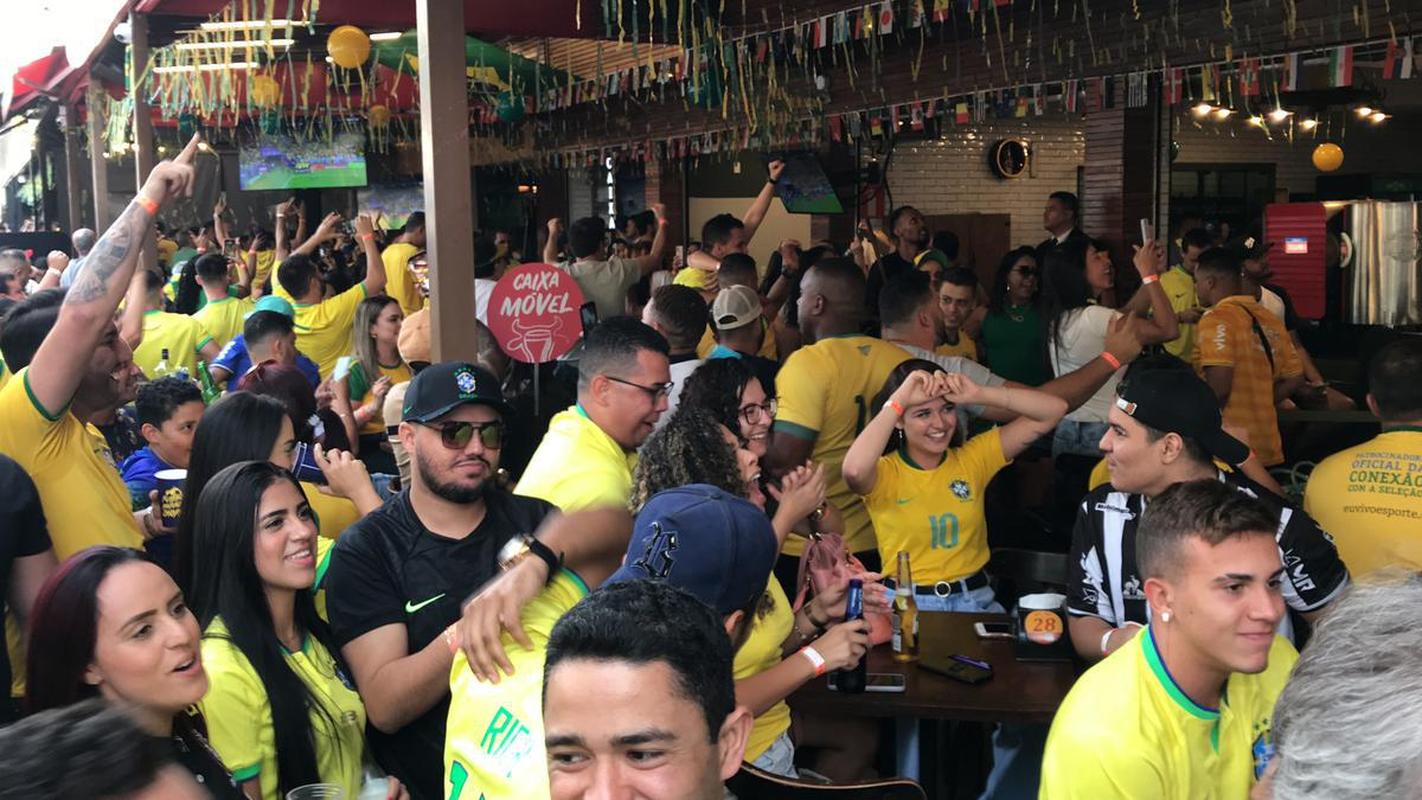 Movimento na Rua Alberto Cintra, em BH, durante jogo do Brasil contra a Srvia, pela abertura da Copa do Mundo do Catar