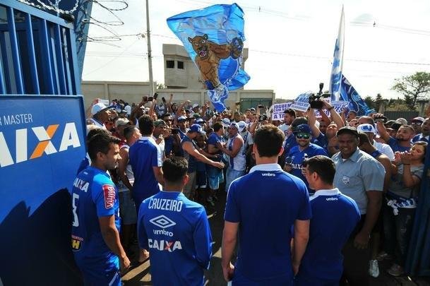 Antes do ltimo treinamento visando ao jogo contra o Grmio, os jogadores do Cruzeiro receberam apoio de torcedores na porta da Toca da Raposa II. O capito Henrique foi o porta-voz do elenco com os cruzeirenses. Alm dele, participaram da reunio o zagueiro Leo, o goleiro Rafael, o meia Robinho, o volante Lucas Romero e o meia Thiago Neves.