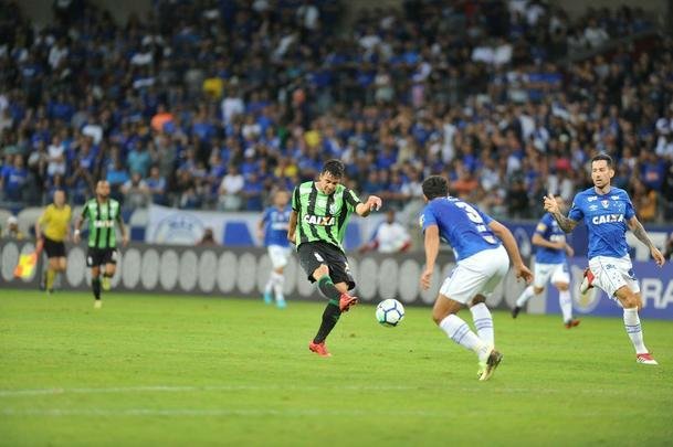 Depois de falha de Ded, americano Christian chutou da intermediria e marcou golao, no ngulo esquerdo de Fbo