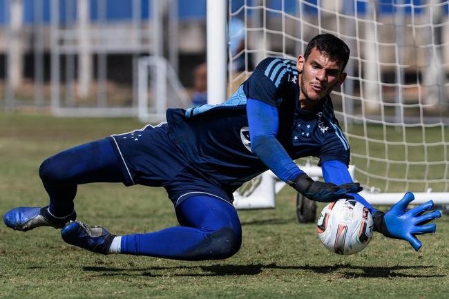 Fotos do treino do Cruzeiro nesta quinta-feira (4), na Toca da Raposa II, em Belo Horizonte. Time celeste enfrentar o Tombense no sbado, s 19h, no Mineiro, pela Srie B.