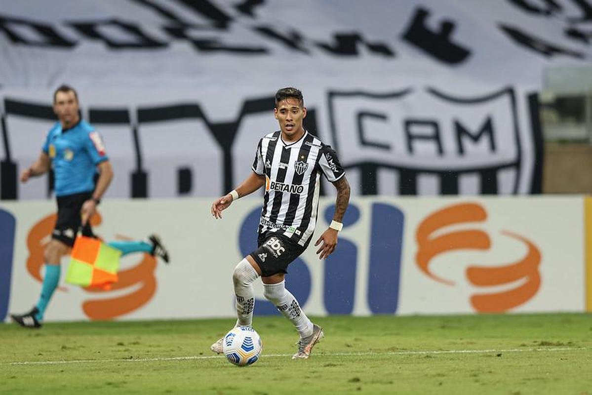 Fotos do gramado do Mineiro em condies ruins