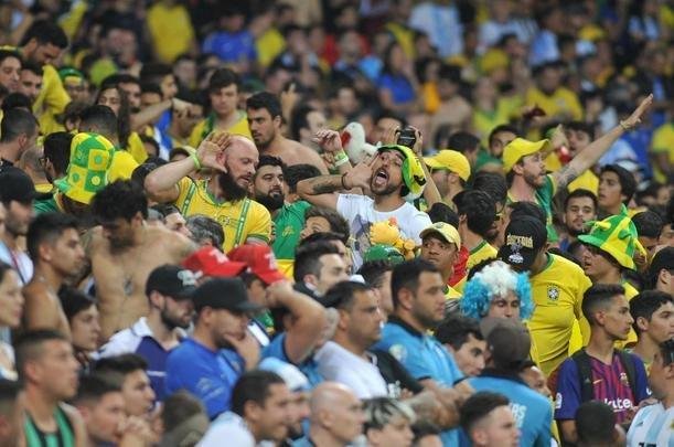 Fotos das torcidas de Brasil e Argentina, no Mineiro, no clssico vlido pela semifinal da Copa Amrica