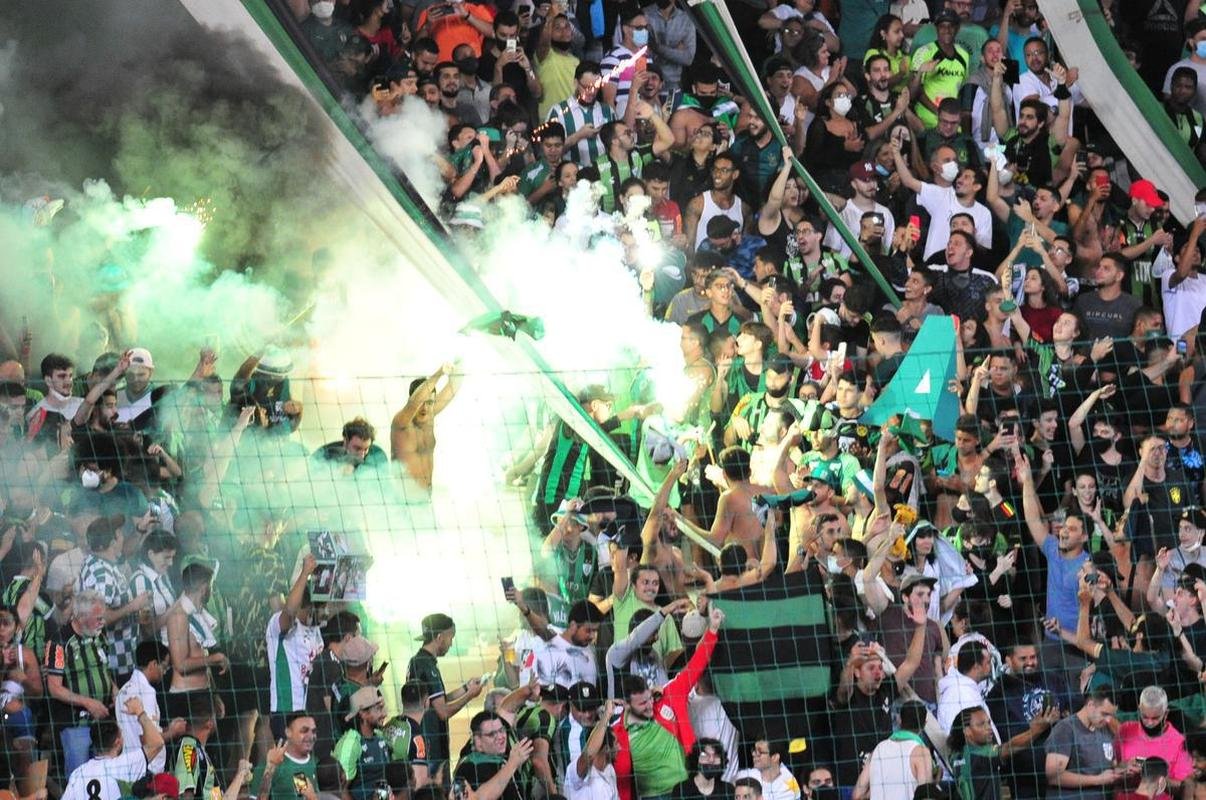 Ademir marcou dois gols na etapa final e colocou o Amrica em vatagem: 2 a 0