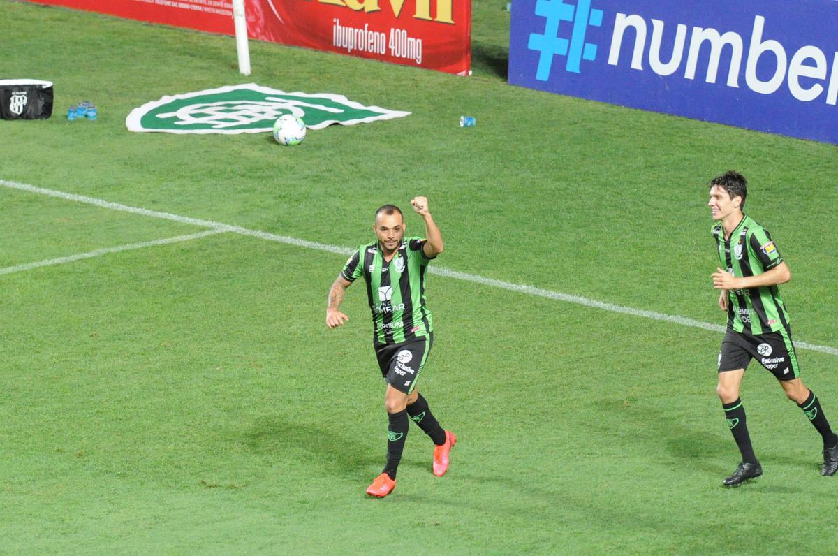 Rodolfo, de pnalti, marcou o terceiro gol do Amrica sobre a Ponte Preta