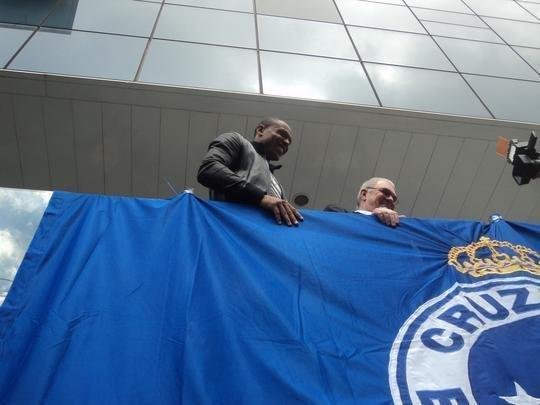 Novo reforo do Cruzeiro, Jlio Baptista foi recepcionado pelo presidente Gilvan de Pinho Tavares e acenou para torcedores da sacada da sede administrativa no Barro Preto