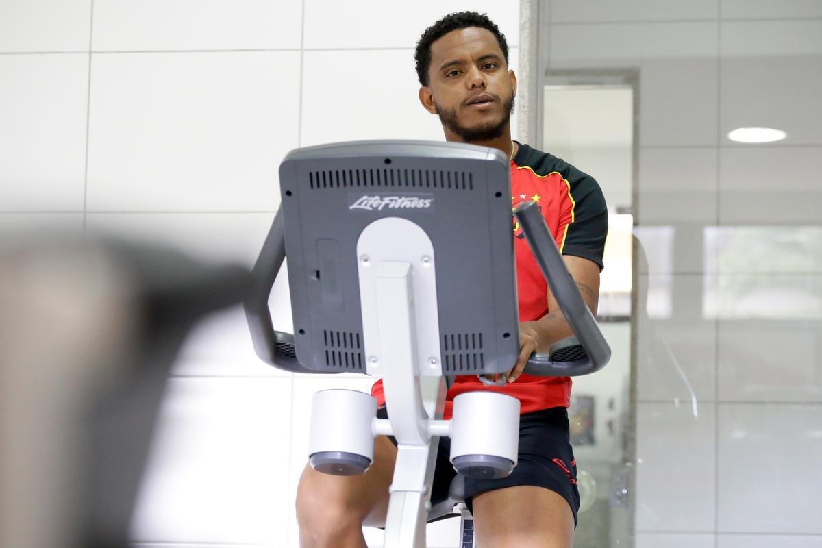 Rithely teve uma manhã agitada no CT do Sport. Ainda sem treinar, o jogador esteve nas instalações do clube para realizar exames fisiológicos junto ao preparador do clube, Inaldo Freire. Depois, apareceu no campo para cumprimentar os companheiros e assistir a movimentação comandada pelo técnico Guto Ferreira. Por fim, concedeu entrevista coletiva, onde abordou o retorno ao clube - confira na íntegra acessando o nosso site