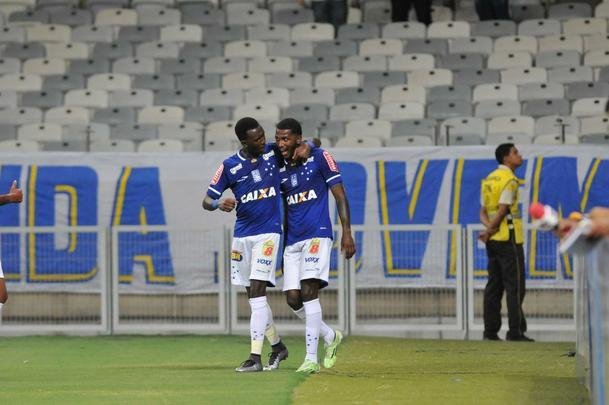Douglas Coutinho abriu caminho para a virada cruzeirense no Mineiro