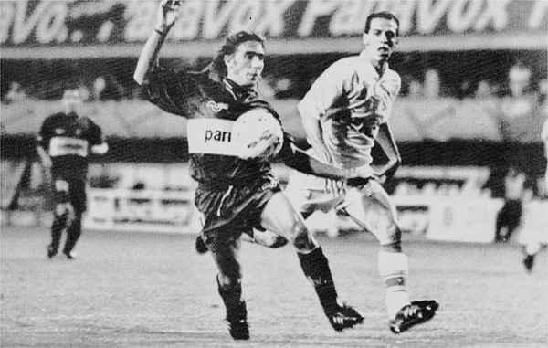 Pela terceira rodada da fase de grupos da Copa Libertadores de 1994, o Cruzeiro venceu o Boca Juniors, em plena Bombonera, por 2 a 1. Paulo Roberto, em belo gol de falta, e Roberto Gacho marcaram os gols do triunfo em Buenos Aires. O goleiro Dida teve tima performance no jogo. O time mineiro, treinado por nio Andrade, tambm contava com Ronaldo no ataque. 