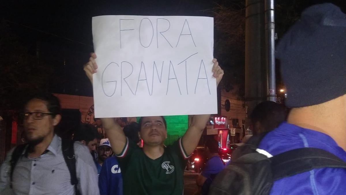 Torcedores do Cruzeiro voltam a protestar em frente  sede administrativa do clube, no Barro Preto