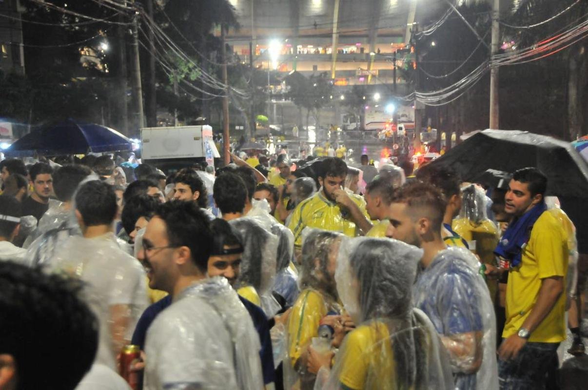 Torcedores encaram chuva na chegada ao Mineiro para assistir ao jogo entre Brasil e Paraguai pelas Eliminatrias da Copa do Mundo do Catar