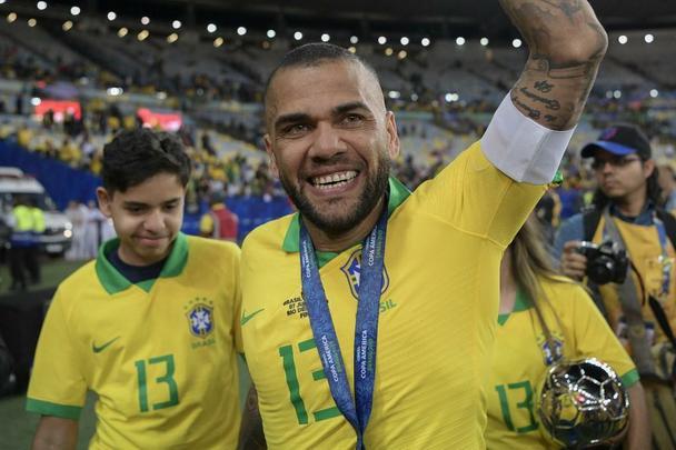 Seleção Brasileira derrota Peru por 3 a 1, conquista Copa América e ergue a taça no Maracanã; veja as fotos da festa do Brasil