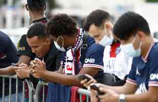 Messi embarcou para Paris para assinar com o PSG; torcedores esperam a chegada do astro argentino