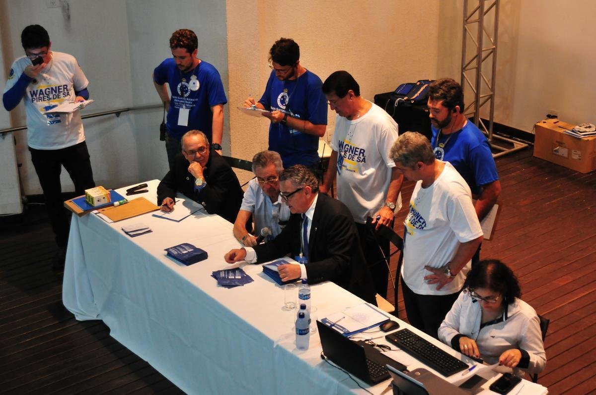 Wagner Pires de S venceu eleio com 235 votos e  o novo presidente do Cruzeiro. Ele comendar o clube no trinio 2018, 2019 e 2020. Srgio Santos Rodrigues, apoiado por Zez Perrella, ficou com 200 votos no pleito.
