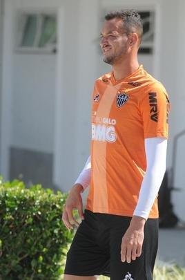 Treino do Atltico nesta segunda-feira, na Cidade do Galo, contou com a volta do meia  Juan Cazares. Direo no chegou a acordo para vend-lo a clube saudita. Tcnico Rafael Dudamel relacionou 23 jogadores para a viagem a Santa Fe, local da estreia na Sul-Americana, quinta-feira, contra o Unin-ARG. Jogador equatoriano ficou fora da lista.